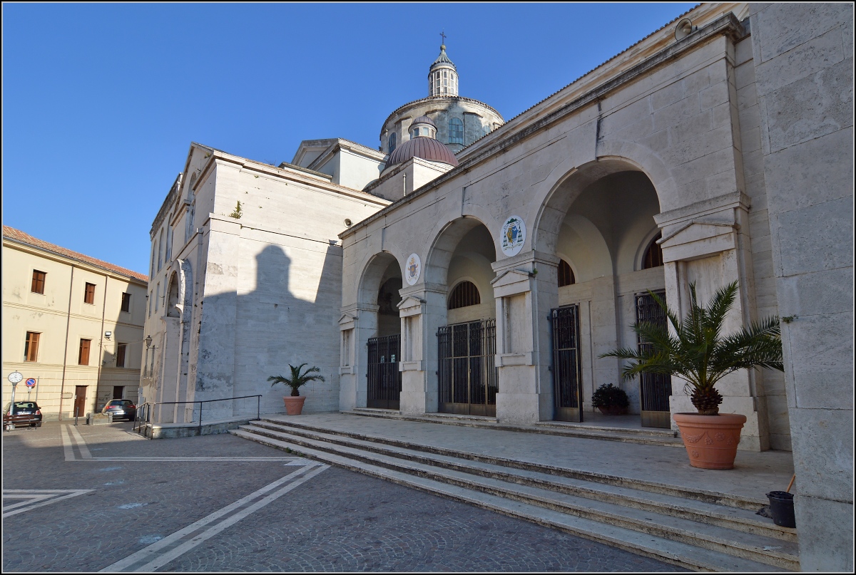Catanzaro - Dom von Catanzaro Cattedrale di Santa Maria Assunta, leider wurde die Kirche vllig unntig durch einen deutschen Bombenangriff im zweiten Weltkrieg stark beschdigt, erst 1960 wurde die Kirche wieder hergestellt. Sommer 2013.