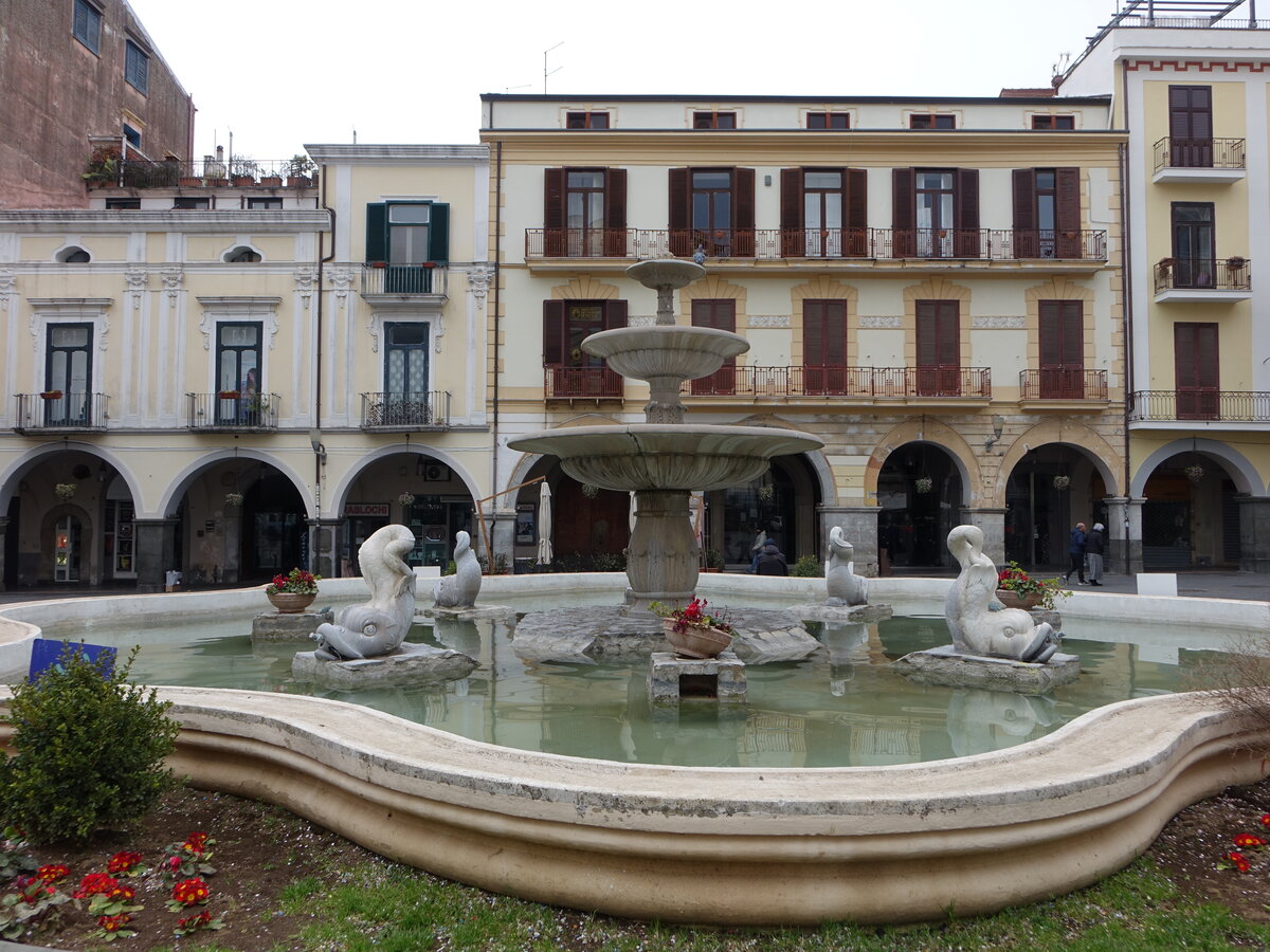 Cava di Tirreni, Brunnen und Huser an der Piazza Duomo (25.02.2023)