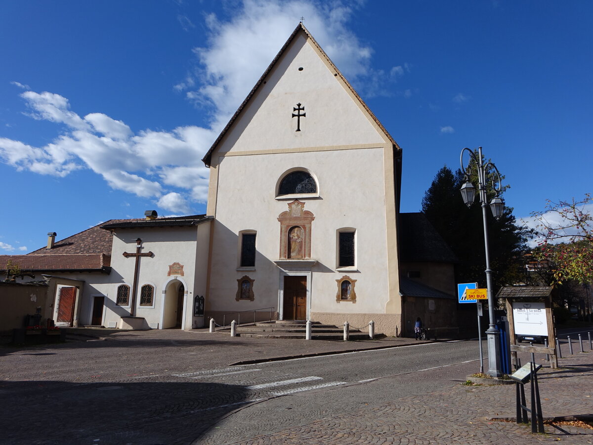 Cavalese, Franziskanerkirche St. Vigilio an der Piazza Dei Francescani, erbaut von 1553 bis 1563 (27.10.2017)
