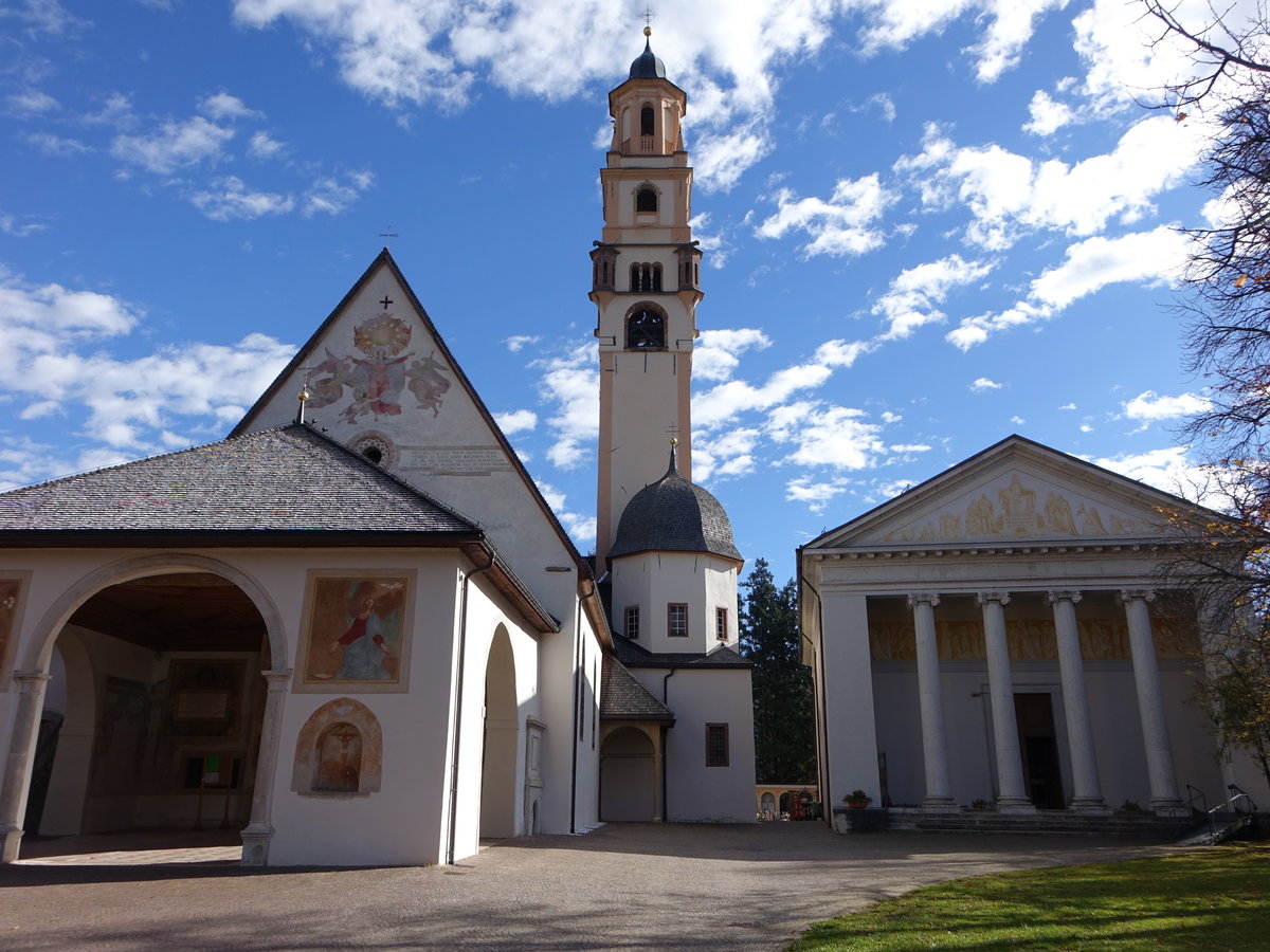 Cavalese, Pfarrkirche St. Maria Assunta, romanische Kirche aus dem 12. Jahrhundert, Kirchturm von 1700, Westportal erbaut im 16. Jahrhundert (27.10.2017)