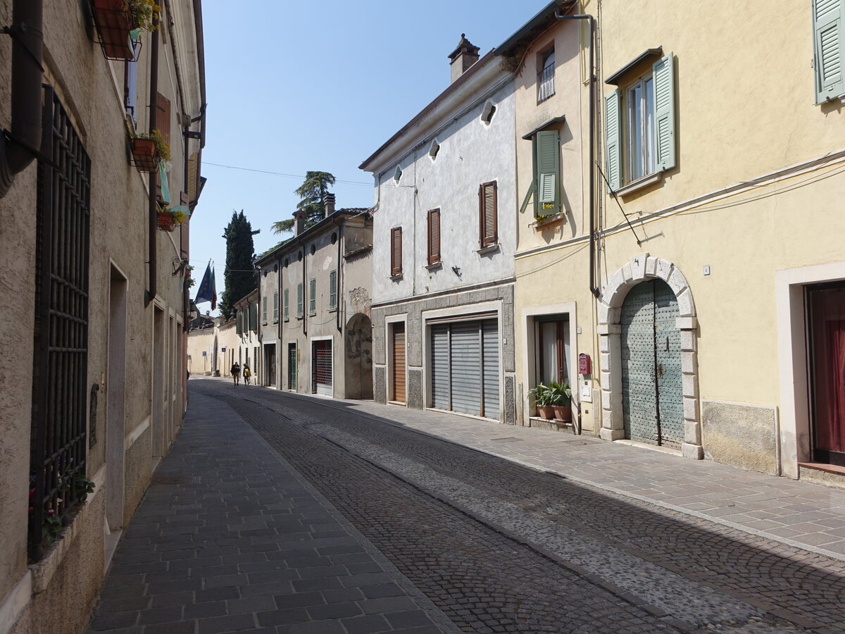 Cavriana, Huser in der Via Porta Antica (12.04.2024)