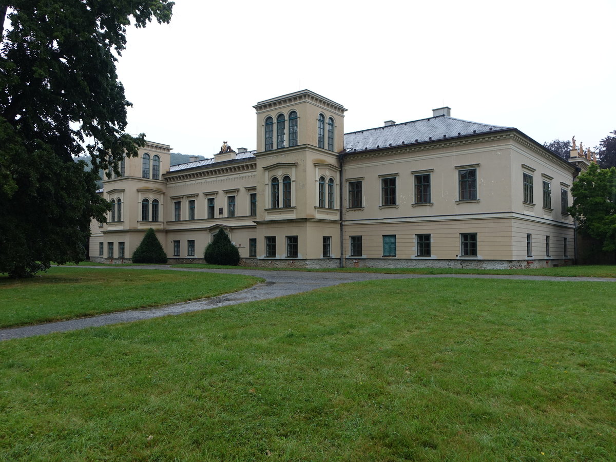 Cechy pod Kosirem / Czech, Barockschloss, erbaut von 1708 bis 1716 in einem ausgedehnten Park (03.08.2020)
