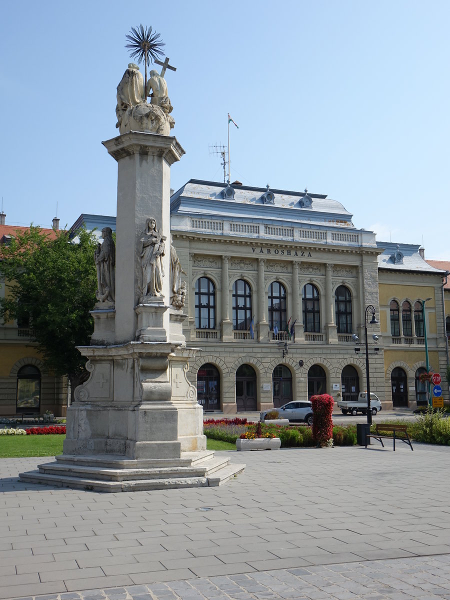 Cegled, barocke Dreifaltigkeitssule und Rathaus am Kossuth Ter (25.08.2019)