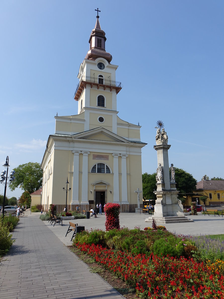 Cegled, Pfarrkirche St. Nikolaus am Kossuth Ter, erbaut von 1822 bis 1825 im klassizistischen Stil (25.08.2019)