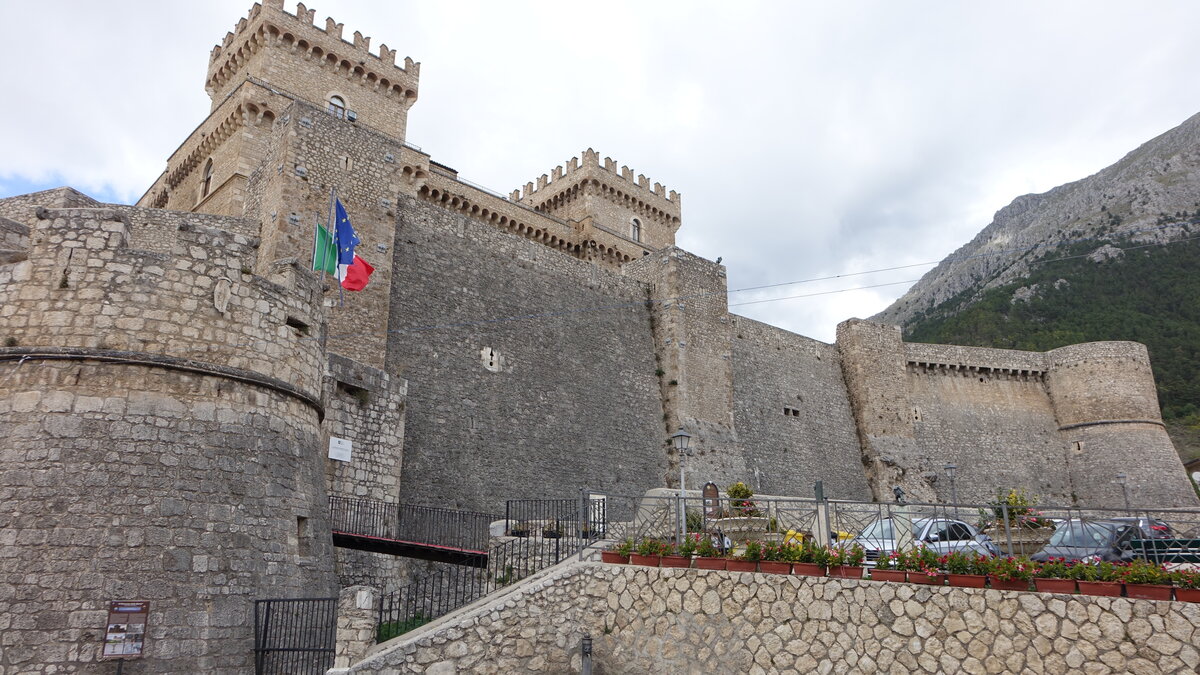 Celano, Castello Piccolomini, erbaut von 1392 bis 1450 (19.09.2022)