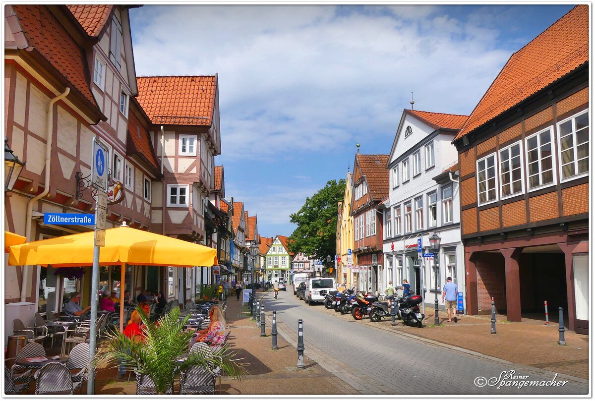 Celle in der Sdheide. Zllnerstrae Ecke  Am Heiligen Kreuz . Teil der historischen Altstadt. August 2023