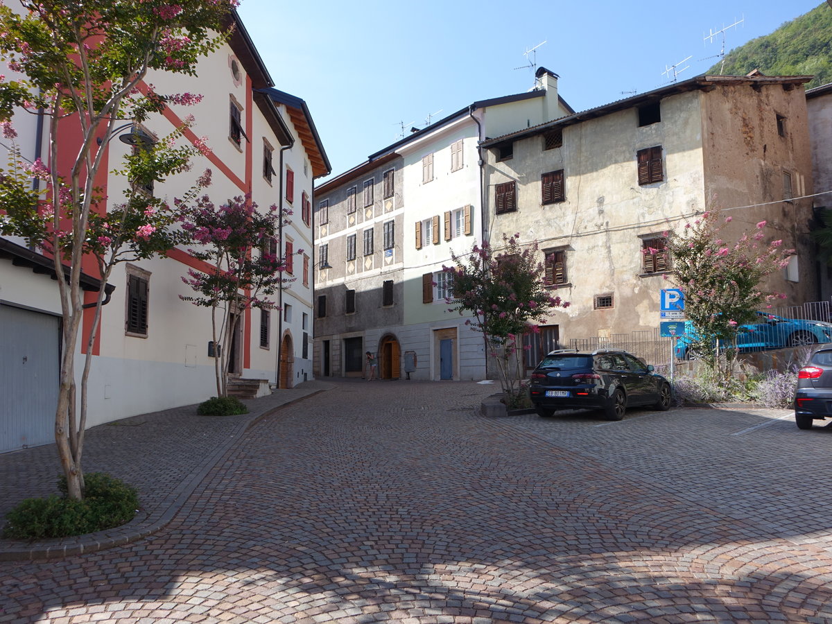 Cembra, historische Gebude in der Via della Chiesa (16.09.2019)