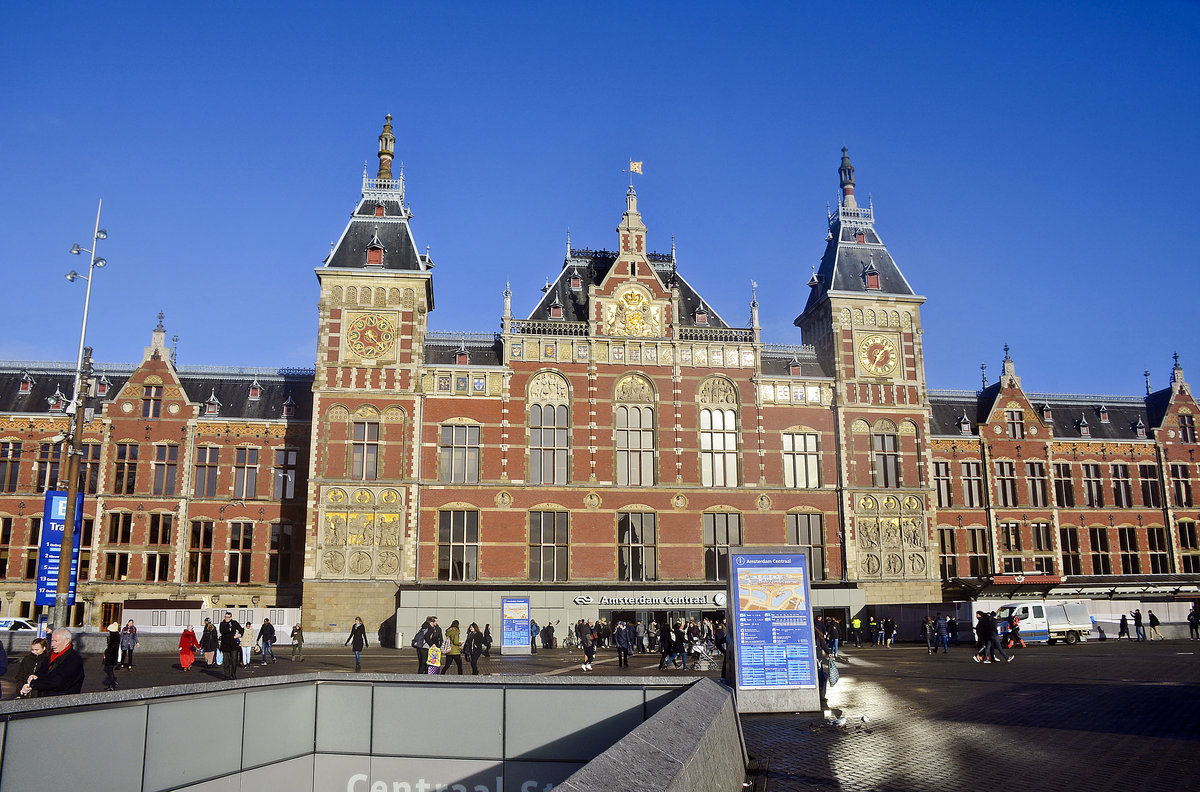 Centraal Station in Amsterdam. Aufnahme: 4. Januar 2017.