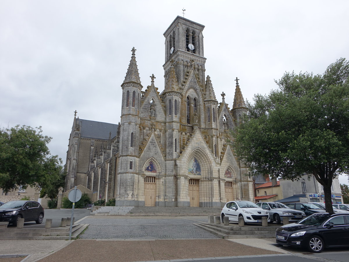 Cerizay, neugotische Kirche Saint-Pierre, erbaut von 1892 bis 1896 (12.07.2017)