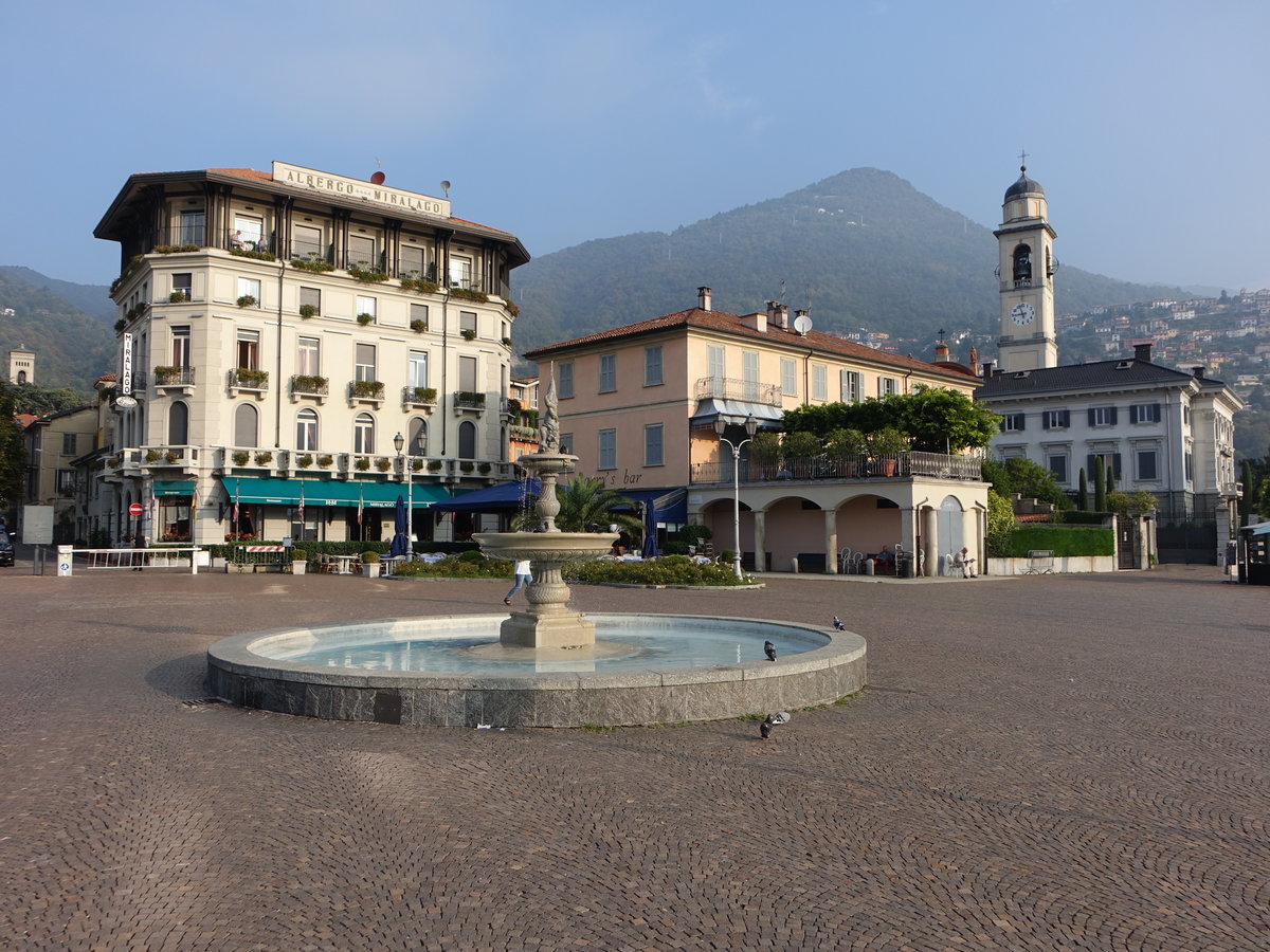 Cernobbio, Brunnen und Hotel Miralago an der Piazza Roma (23.09.2018)