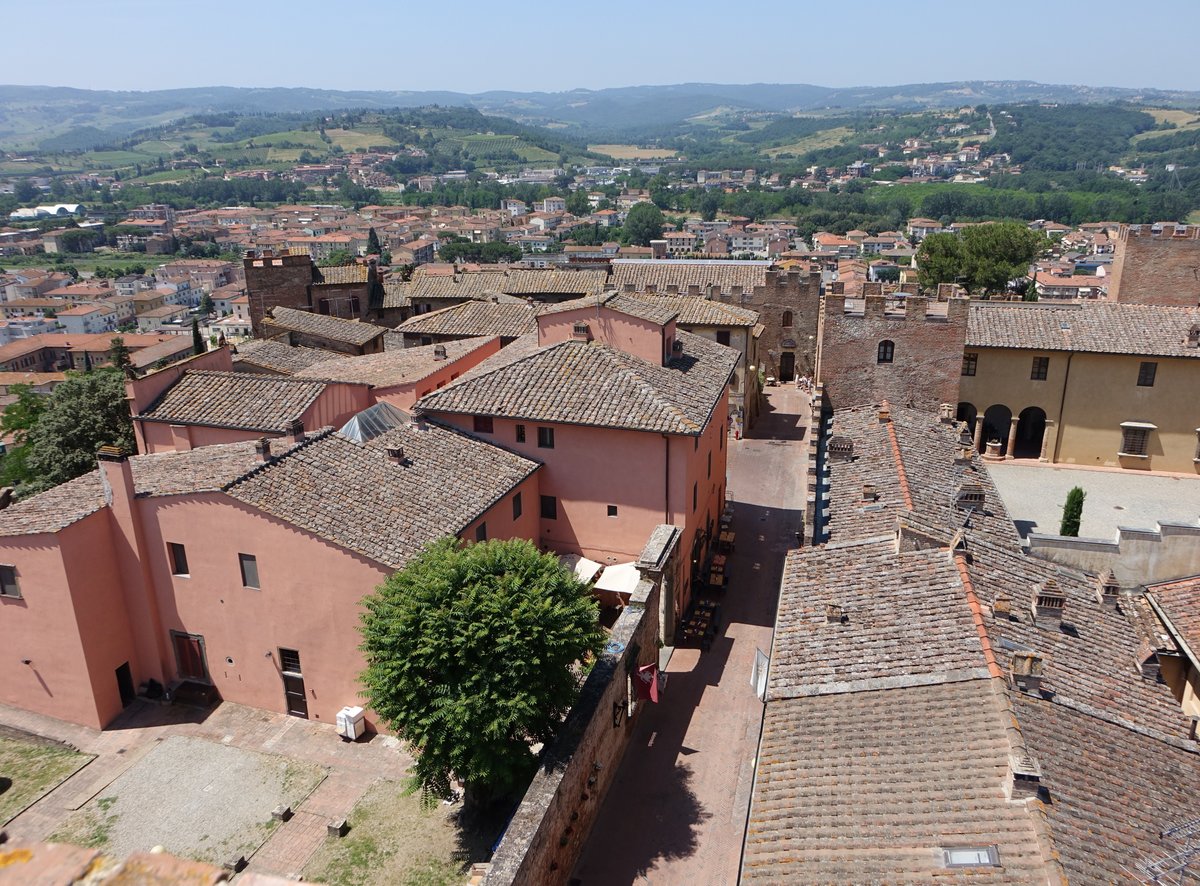 Certaldo, Ausblick vom Turm des Palazzo Pretorio auf die Via Giovanni Boccaccio (17.06.2019)