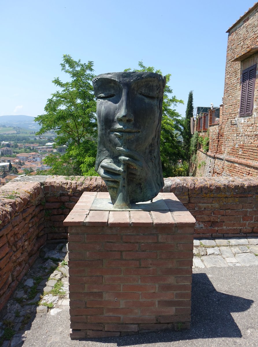 Certaldo, Skulptur vor dem Stadttor Porte al Sole (17.06.2019)