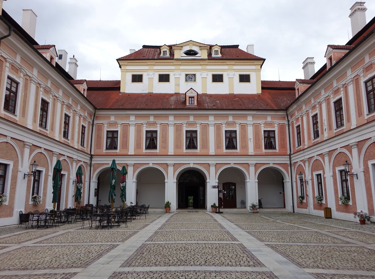 Cerveny Hradek / Rothenburg, Innenhof von Schloss Rothenhaus  (07.07.2019)