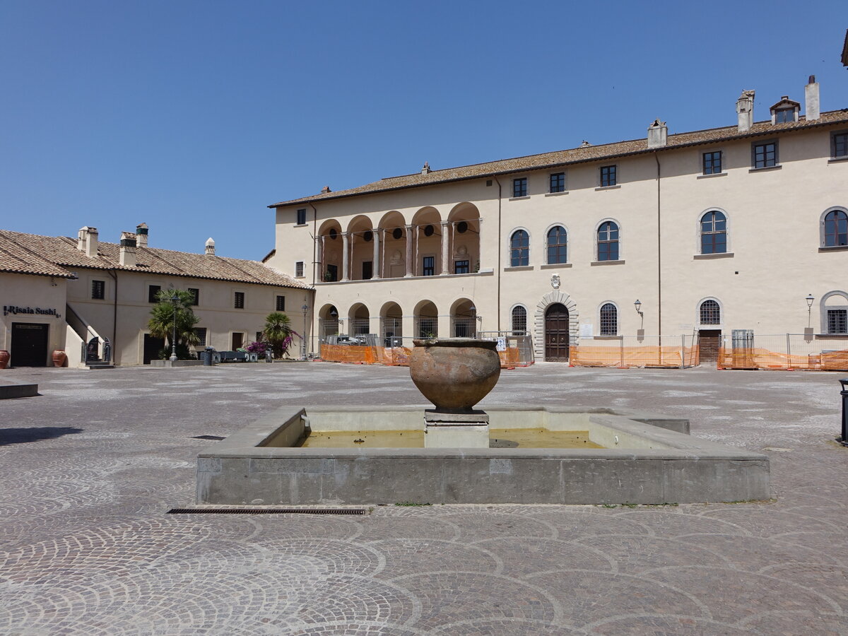 Cerveteri, Brunnen und Palazzo Ruspoli an der Piazza Santa Maria (23.05.2022)
