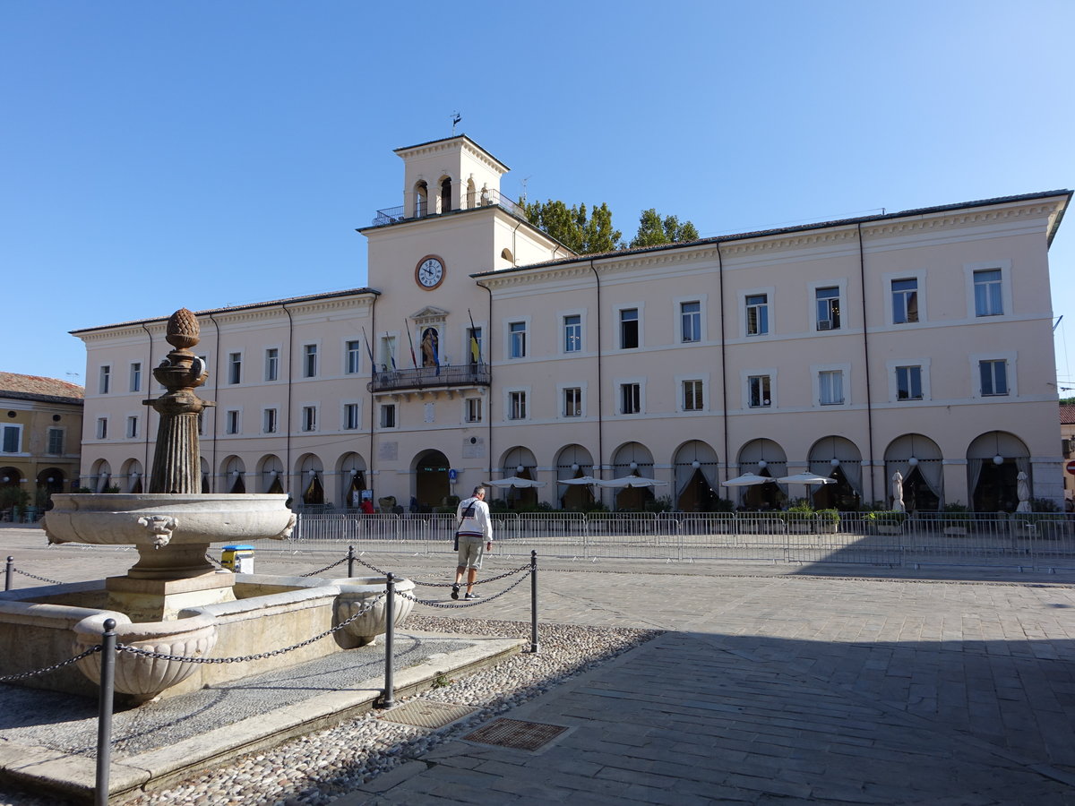 Cervia, Rathaus an der Piazza Giuseppe Garibaldi, erbaut im 17. Jahrhundert (20.09.2019)