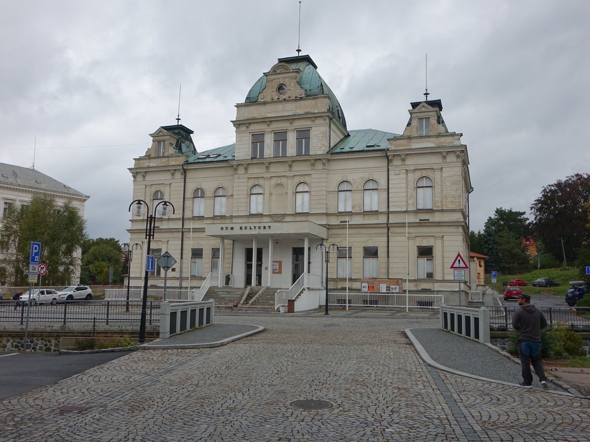 Ceska Kamenice / Bhmisch Kamnitz, Kulturhaus in der Komenskeho Strae (27.09.2019)