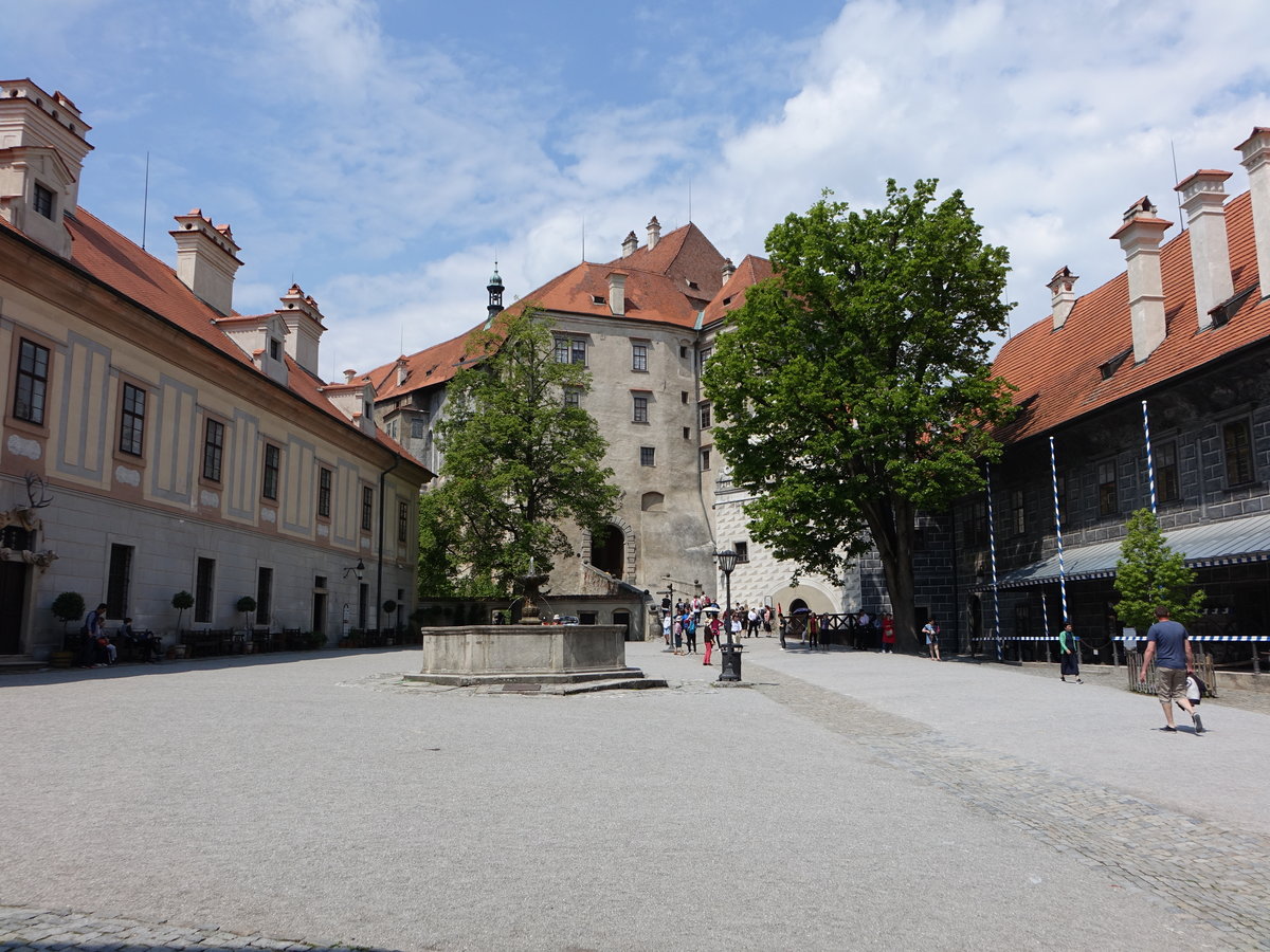 Cesky Krumlov/Krumau, Blick auf den zweiten Burghof mit oberer Burg (26.05.2019)
