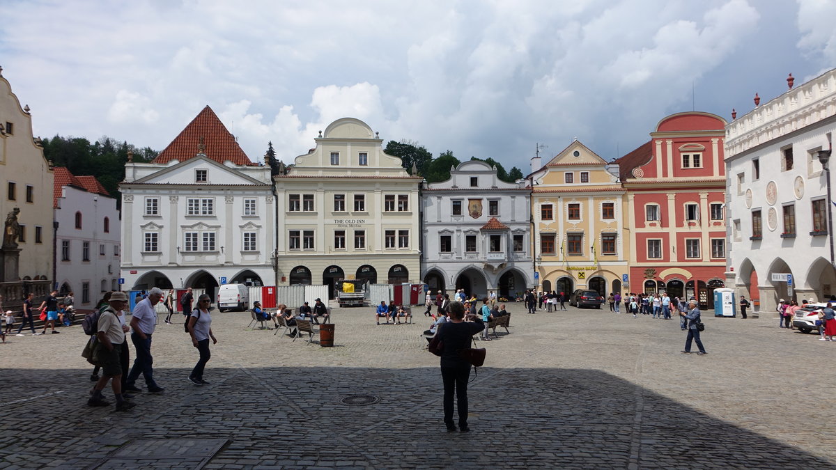 Cesky Krumlov/Krumau, Brgerhuser am Marktplatz Namesti Svornosti (26.05.2019)