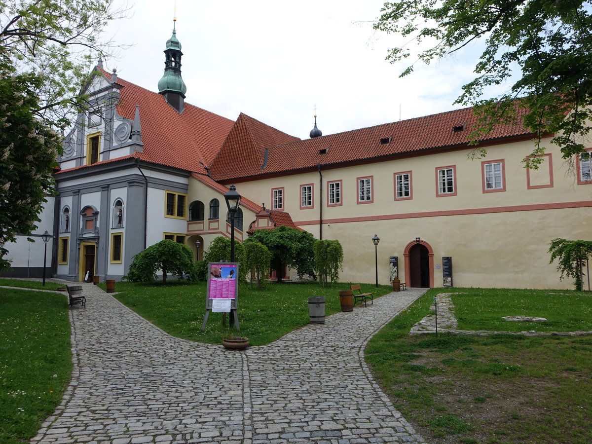 Cesky Krumlov/Krumau, Minoriten- und Klarissenkloster mit der Kirche Corpus Christi und Mari Schmerzen, erbaut im 14. Jahrhundert, von  1649 bis 1681 barock umgestaltet (26.05.2019)