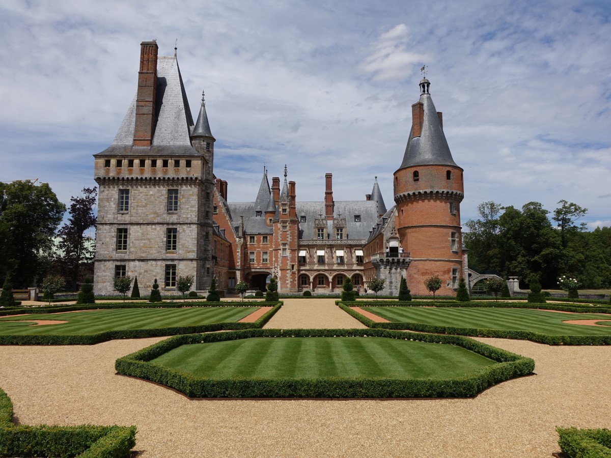 Chteau de Maintenon, links der Donjon, in der Mitte das Corps de Logis, rechts einer der runden Ecktrme mit dem Ostflgel (18.07.2015)