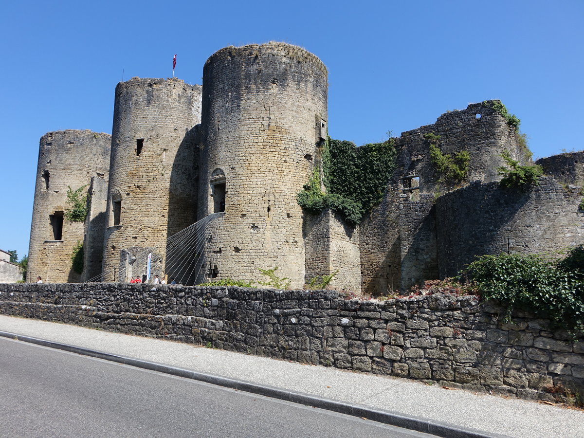 Chteau de Villandraut, die Burg wurde von Bertrand de Goth erbaut, als er unter dem Namen Clement V zum Papst gewhlt wurde, 14. Jahrhundert (25.07.2018)