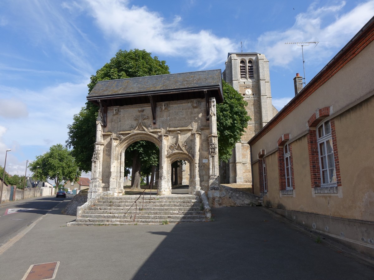 Chteaudun, Portal de l´ancien cimitiere Saint-Jean, im Hintergrund der Kirchturm der St. Jean Kirche (18.07.2015)