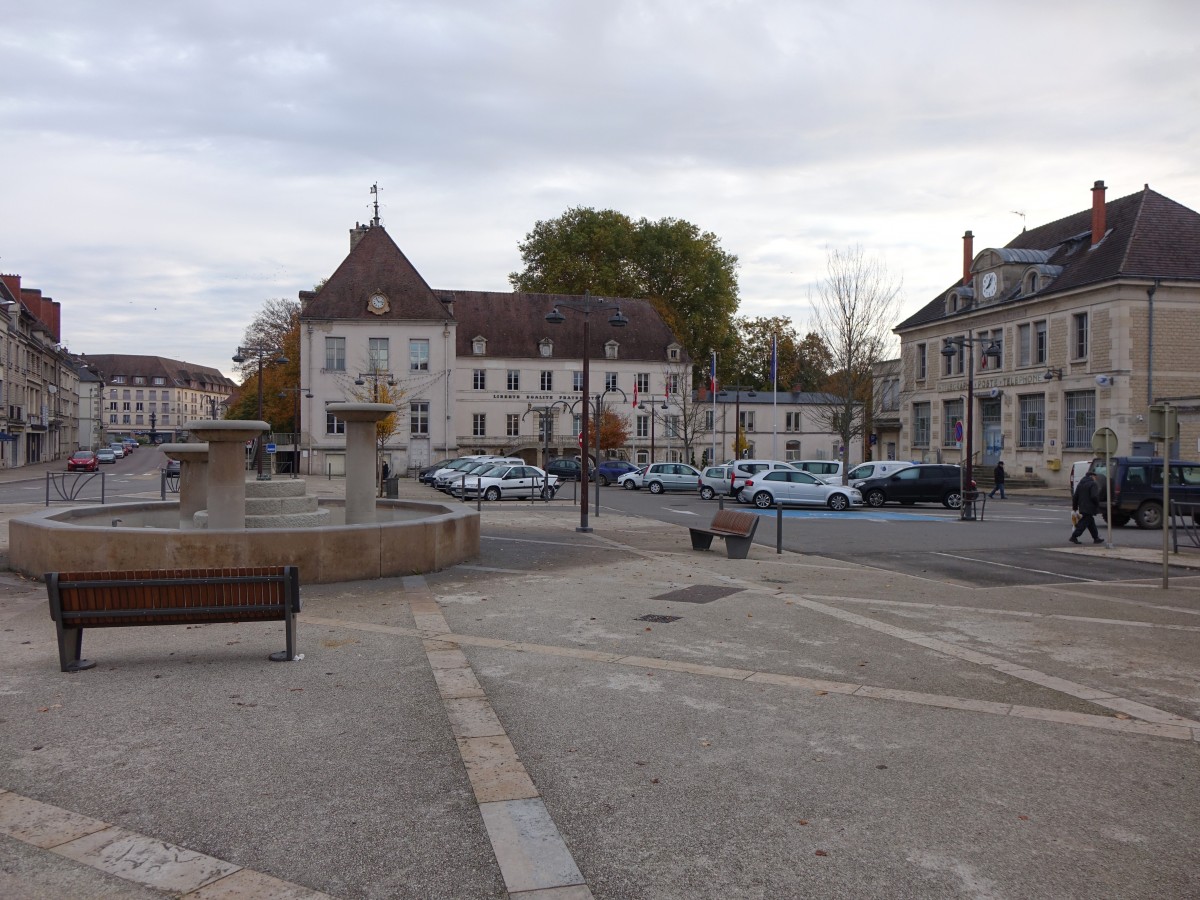 Chtillon-sur-Seine, Rathaus und Postamt am Marktplatz (27.10.2015)