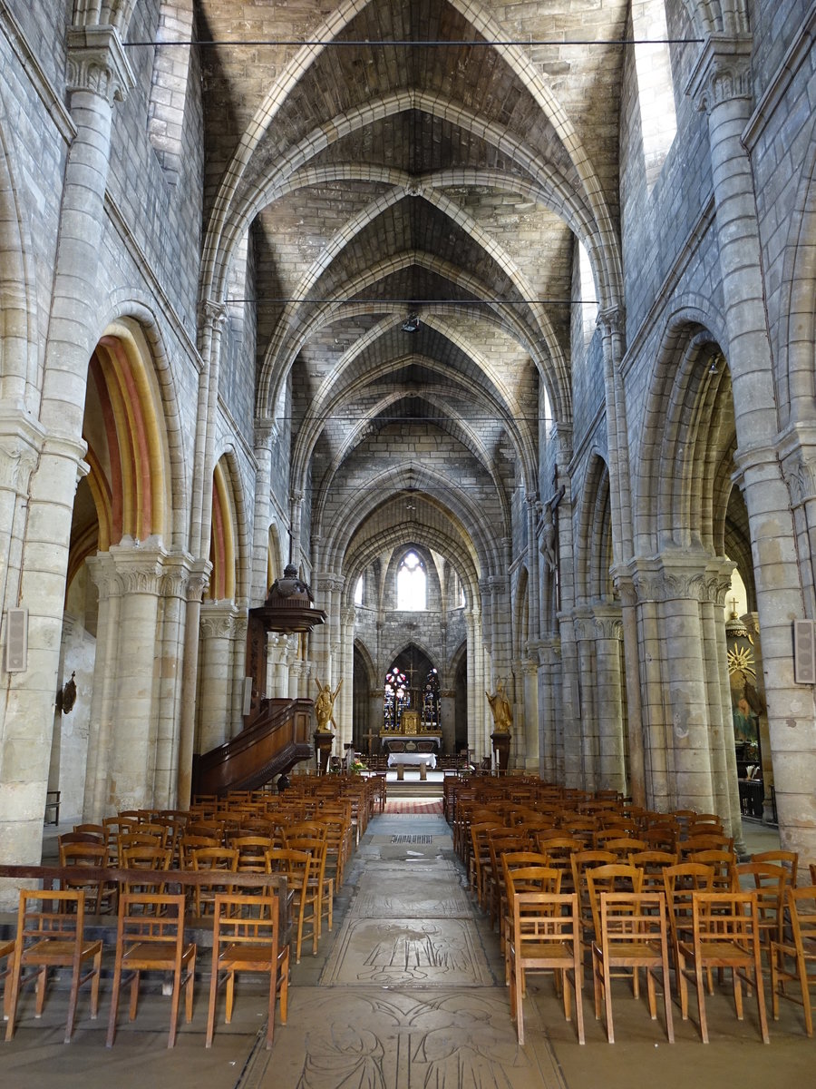 Chalons-en-Champagne, gotischer Innenraum der St. Alpin Kirche am Place Marechal Foch, erbaut 1170  (09.07.2016)