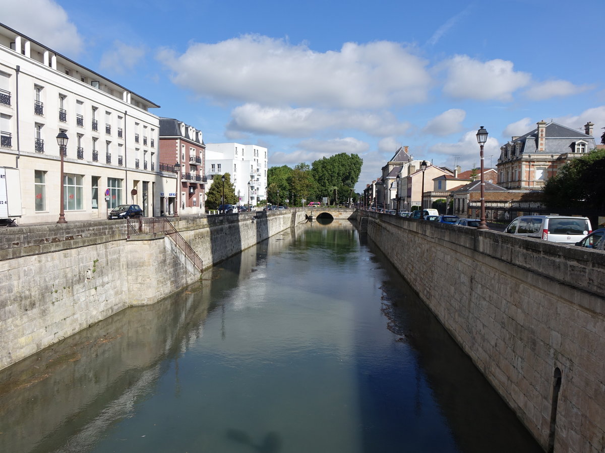 Chalons-en-Champagne, Huser am Quai Barbat (09.07.2016)