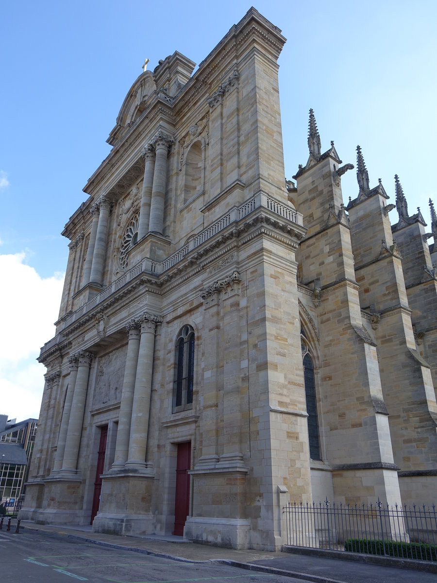 Chalons-en-Champagne, Kathedrale St. Etienne, erbaut im 13. Jahrhundert, Westfassade von 1628 bis 1634 erbaut durch Claude Monnart (09.07.2016)