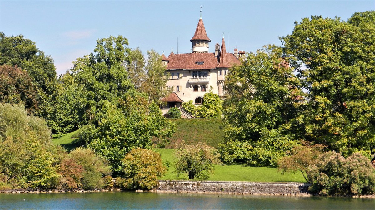 Cham, das Schloss St. Andreas liegt auf einem kleinen Hgel auf einer Landzunge am Nordufer des Zugersees und ist in Privatbesitz - 21.09.2012