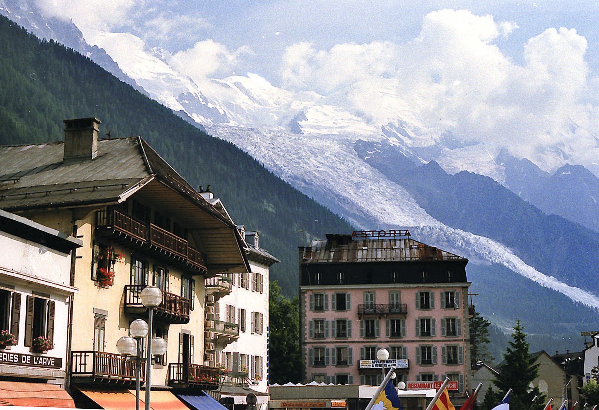 Chamonix mit dem Bossons Glacier im Hintergrund. Aufnahme: Juli 1986 (digitalisiertes Negativfoto).
