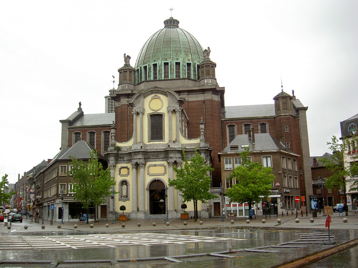 Charleroi, St. Christopher Kirche, erbaut von 1955 bis 1958 durch Architekt Joseph Andre (28.06.2014)