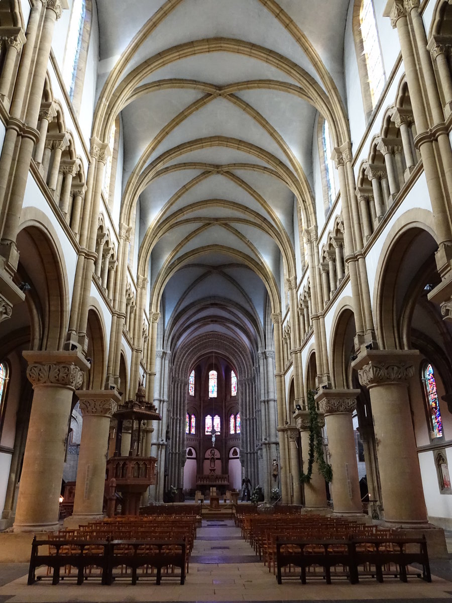 Charleville-Mzires, Mittelschiff der St. Remi Kirche (16.05.2016)