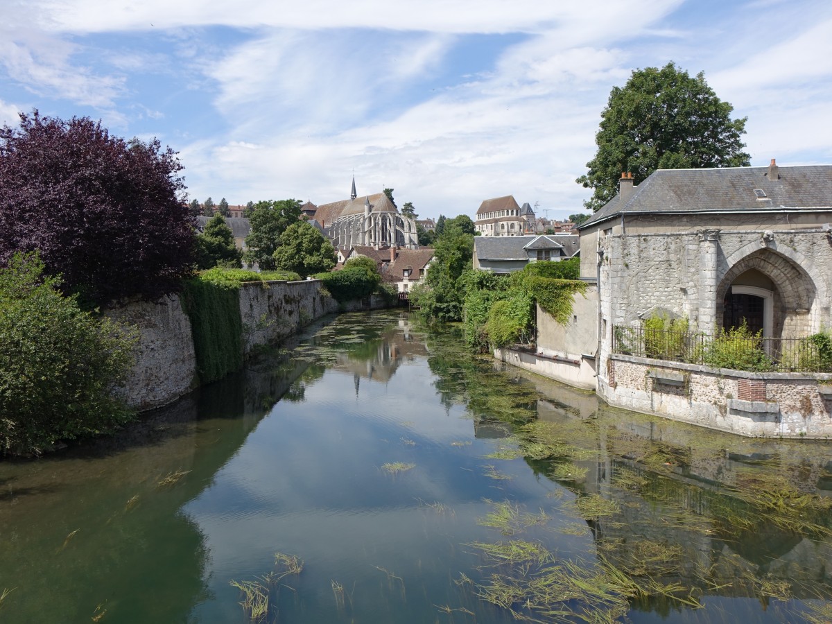 Chartres, Fluss l´Eure mit Ausblick auf die Altstadt mit St. Pierre Kirche (18.07.2015)