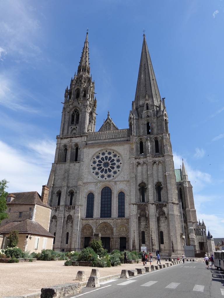 Chartres, Kathedrale Notre-Dame, erbaut von 1037 bis 1260, Nordturm Clocher Neuf von 1134, Sdturm Clocher Vieux von 1145, Portal Royal von 1170, Knigsgalerie zwischen den Trmen von 1250 (18.07.2015)