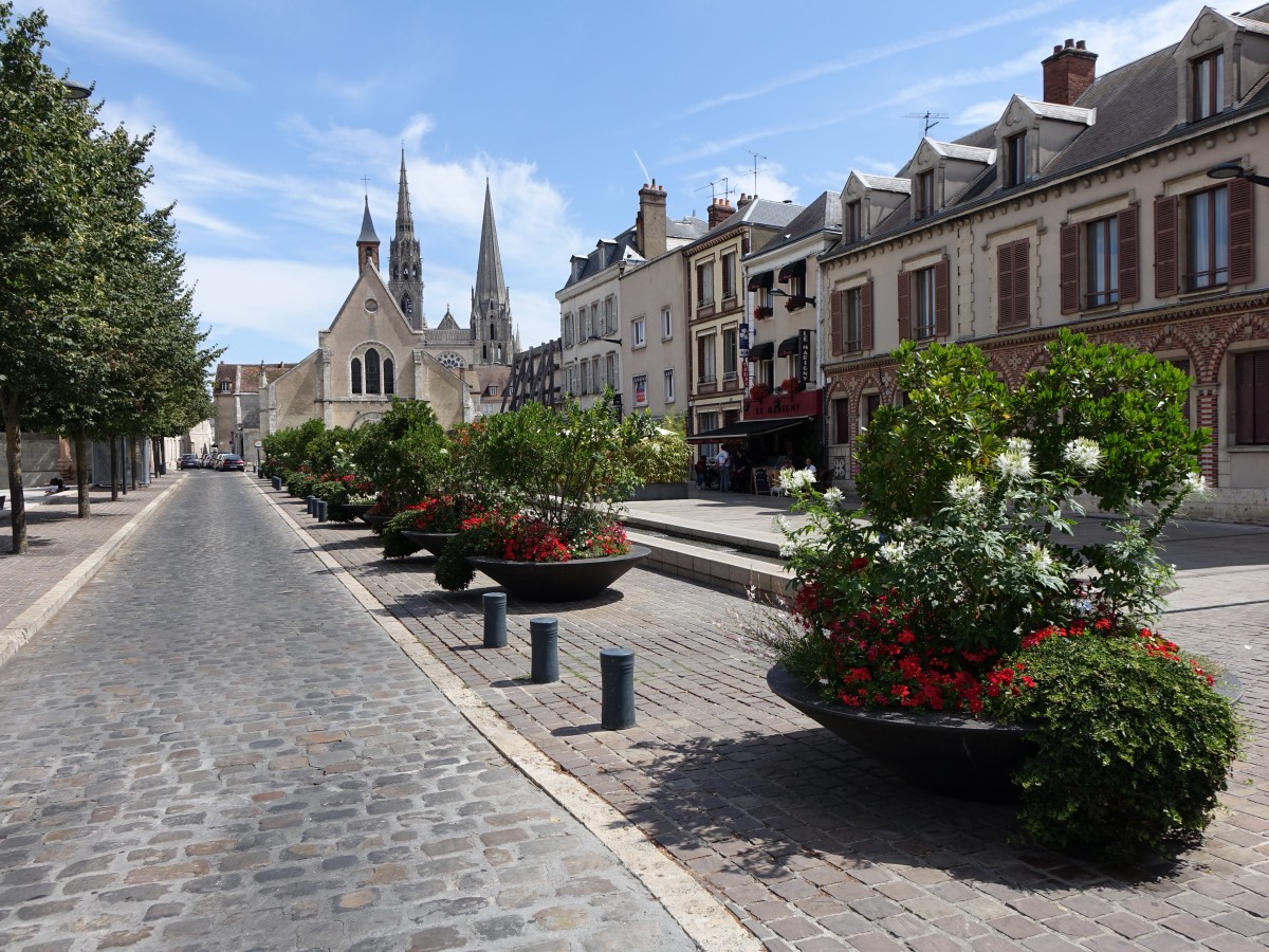 Chartres, Rue Collin d´Harleville mit Saint-Foy Kirche (18.07.2015)