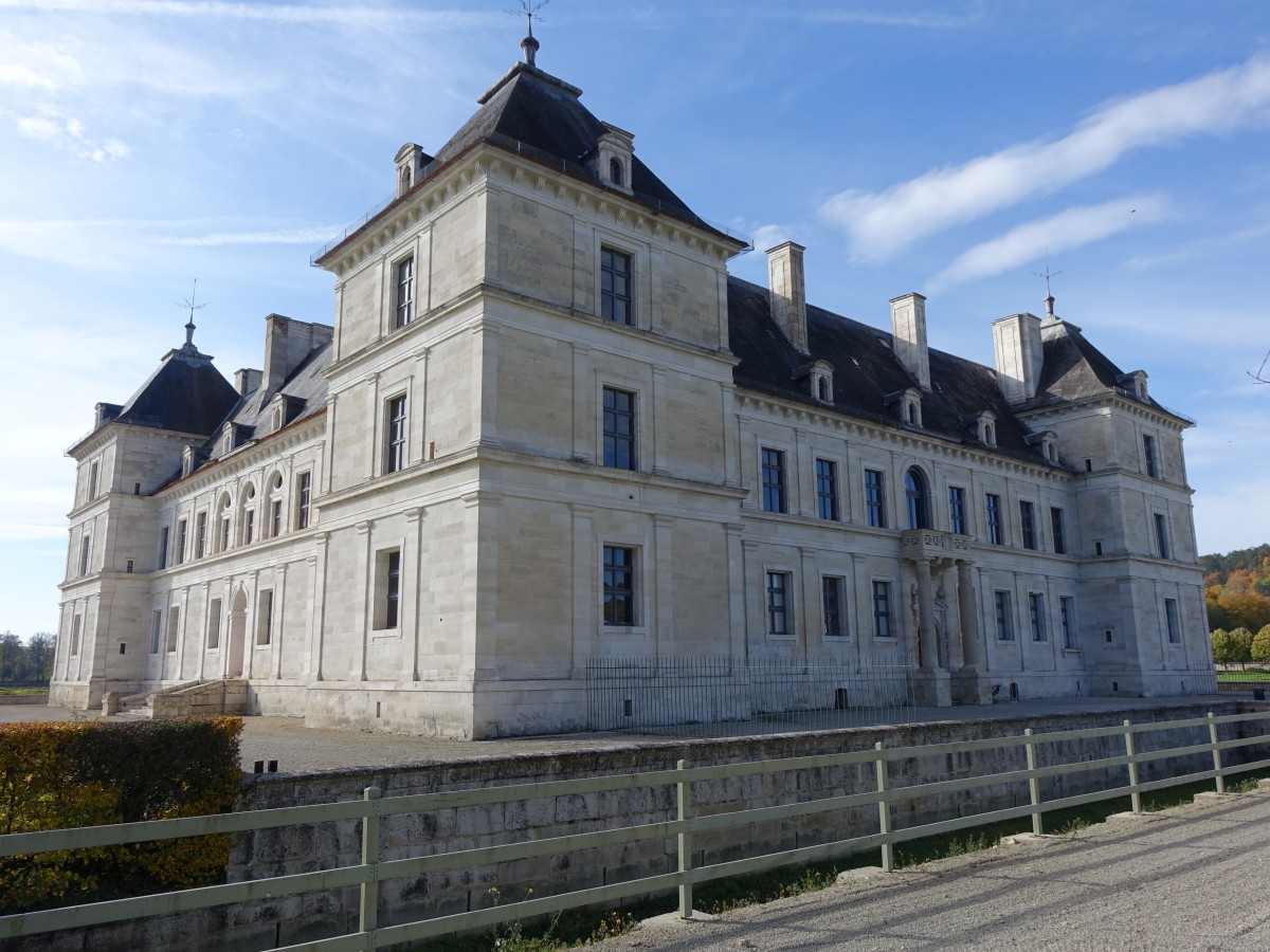 Chateau Ancy-le-France, erbaut von 1546 bis 1622 fr die Familie Clermont-Tonnerre (27.10.2015)