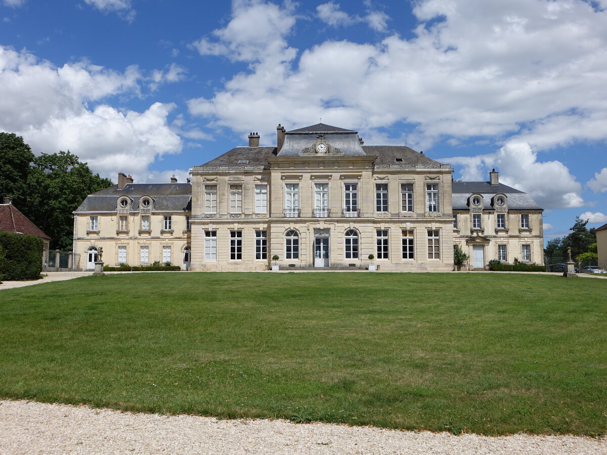 Chateau Arcelot in Arceau, erbaut von 1761 bis 1764 durch den Architekten Thomas Dumorey fr Philibert II., Marquis von Arcelot (01.07.2022)