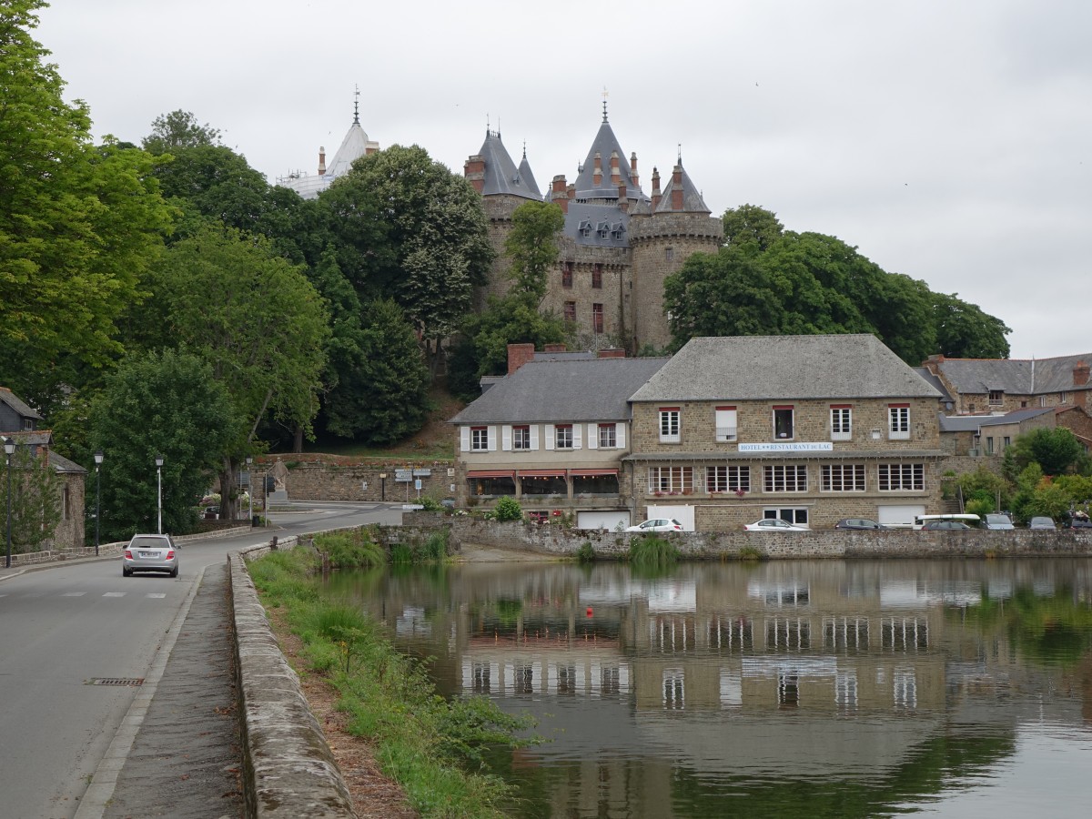 Chateau Combourg, erbaut ab dem 11. Jahrhundert. Hohe Mauern, Zinnen und Umgnge charakterisieren diese Festung, Trme du More und du Croise (13.07.2015)