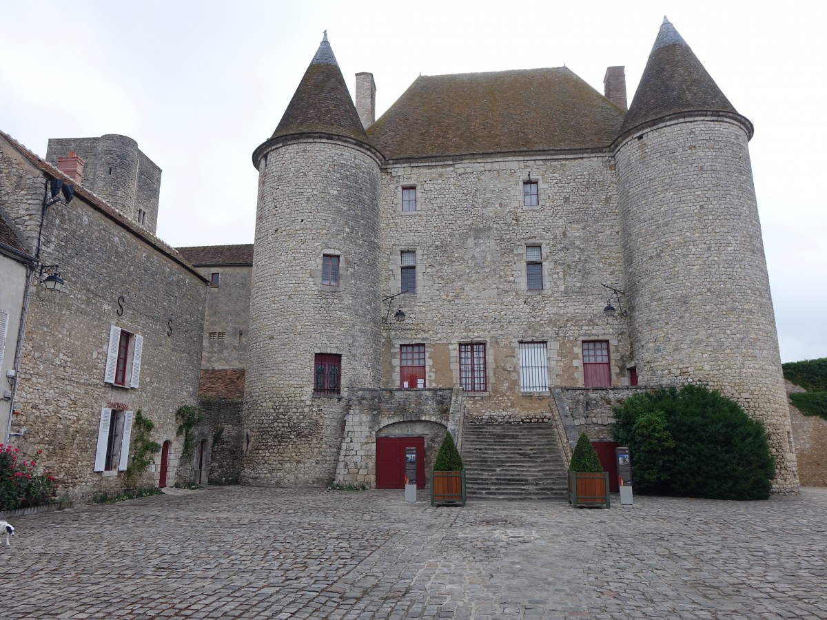 Chateau von Nemours, erbaut im 12. Jahrhundert (19.07.2015)