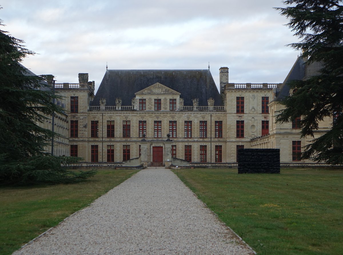 Chateau Oiron, seine Architektur ist vom Renaissance-Stil der Loire-Schlsser abgeleitet, erbaut im 16. Jahrhundert (12.07.2017)