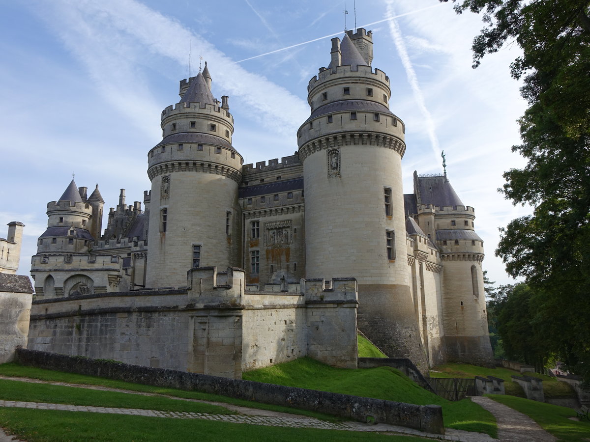 Chateau Pierrefonds, erbaut im Mittelalter, rekonstruiert im 19. Jahrhundert durch 
Eugne Viollet-le-Duc (10.07.2016)