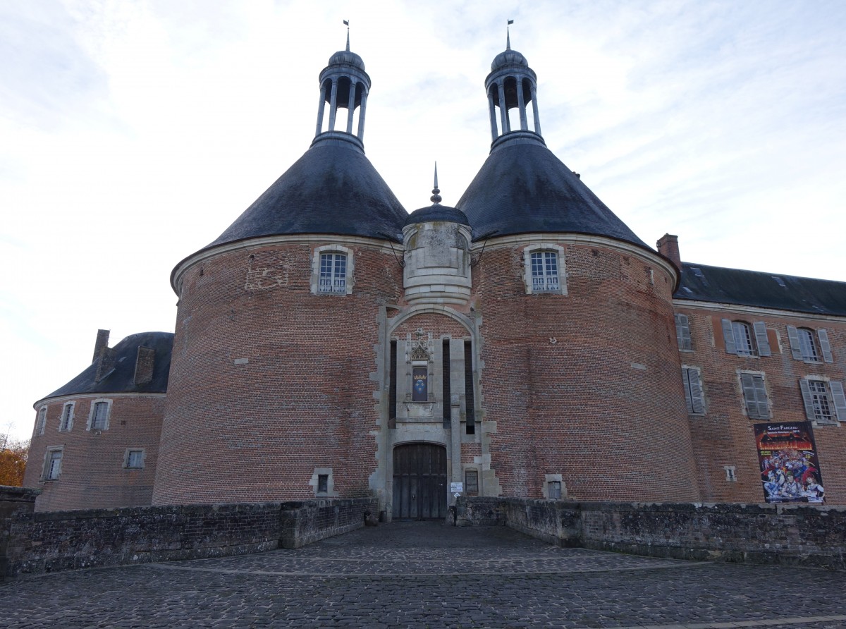 Chateau von Saint-Fargeau, erbaut im 18. Jahrhundert durch de Montpensier (29.10.2015)