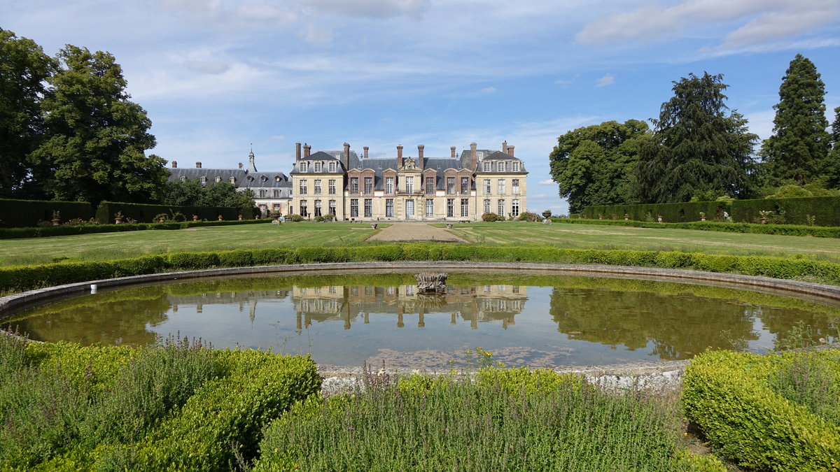 Chateau Thoiry mit franz. Grten, erbaut im 16. Jahrhundert (15.07.2016)