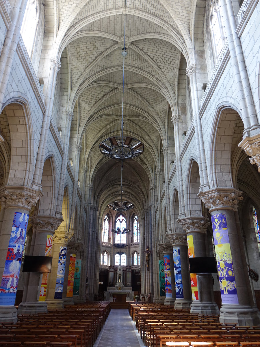 Chateaubriant, neugotischer Innenraum der Basilika Saint-Nicolas (10.07.2017)