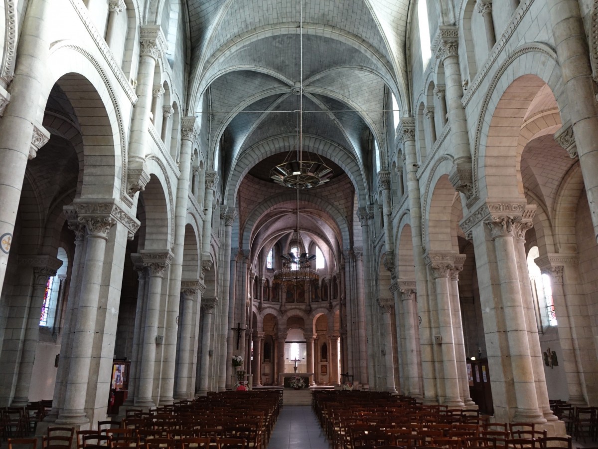 Chateauroux, Mittelschiff der Notre Dame Kirche, Skulpturen von Narcisse-Girault Dupin, Glasfenster aus der Werkstatt Oudinot in Paris von 1882 (30.10.2015)