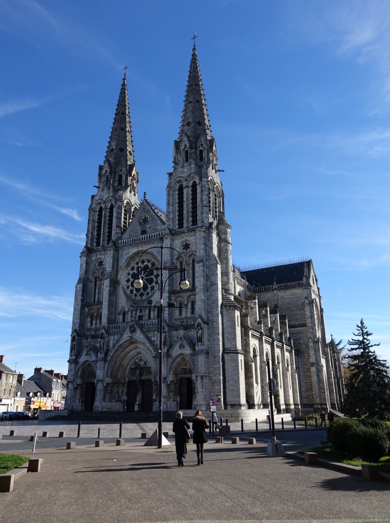 Chateauroux, neugotische St. Andre Kirche, erbaut von 1869 bis 1876 (30.10.2015)