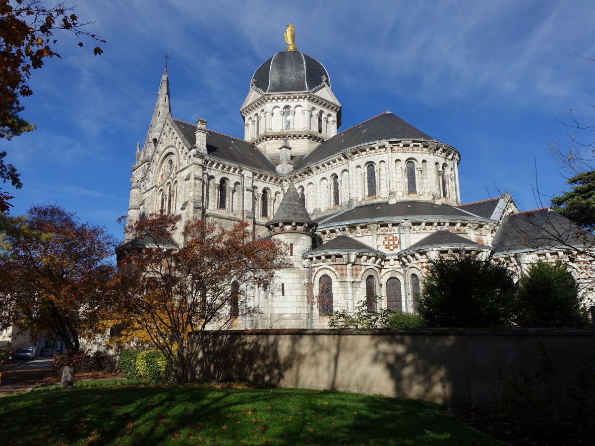 Chateauroux, Notre Dame Kirche, erbaut von 1877 bis 1892 durch Architekt Alfred Dauvergne (30.10.2015)