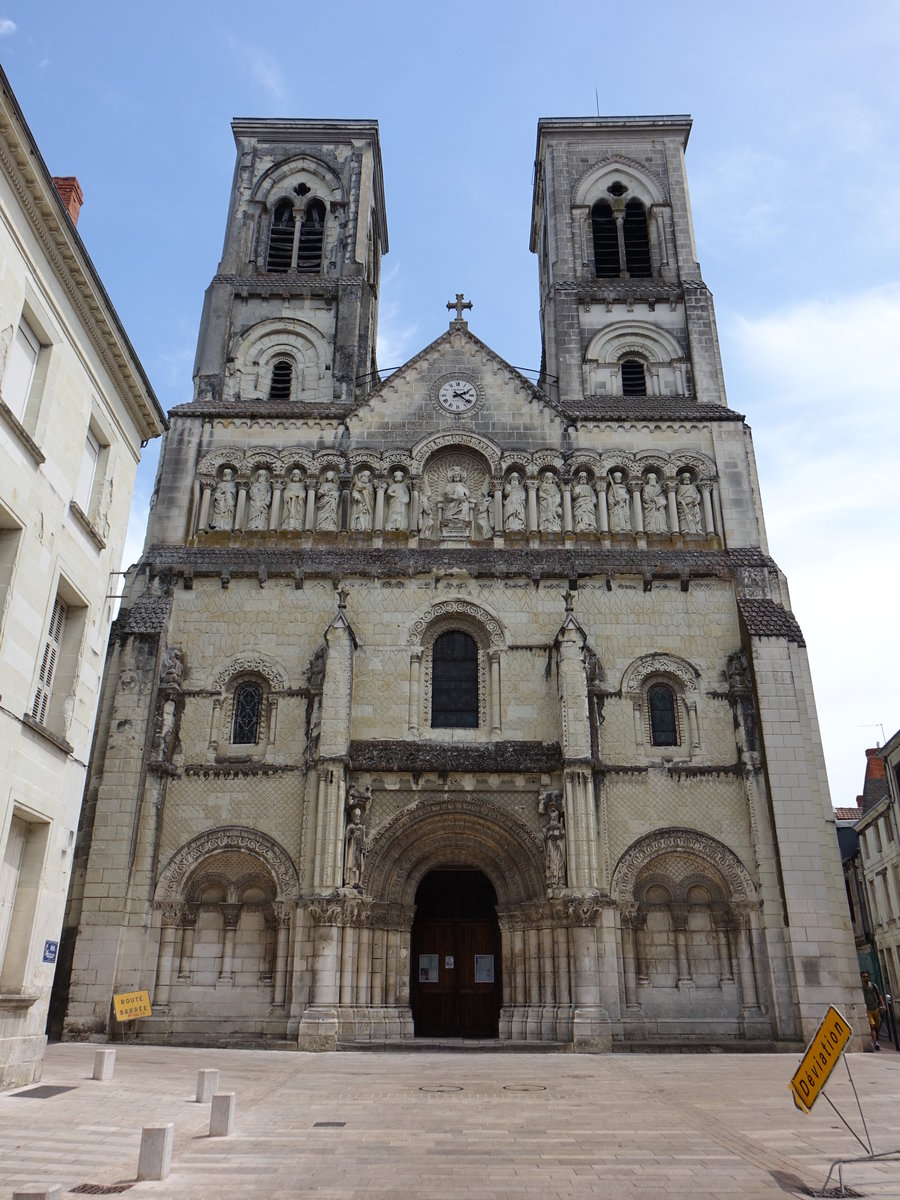 Chatellerault, Kirche Saint-Jacques, erbaut im 12. Jahrhundert, Trme und Fassade Neo-Romanik des 19. Jahrhundert (08.07.2017)